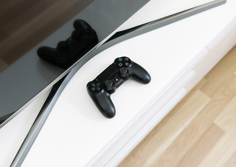 controller Sony PS3 nero su superficie bianca