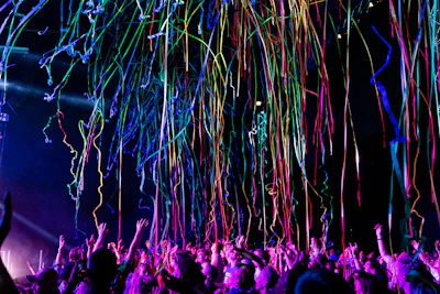 Streamers happily receiving tips through the éclatabster platform, with the abster mascot cheering in the background.