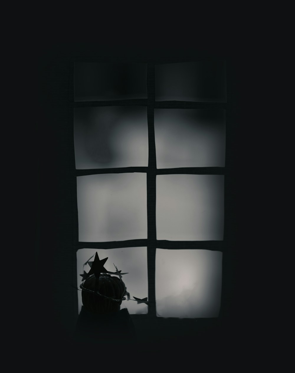 finestra di vetro incorniciata nera durante il giorno