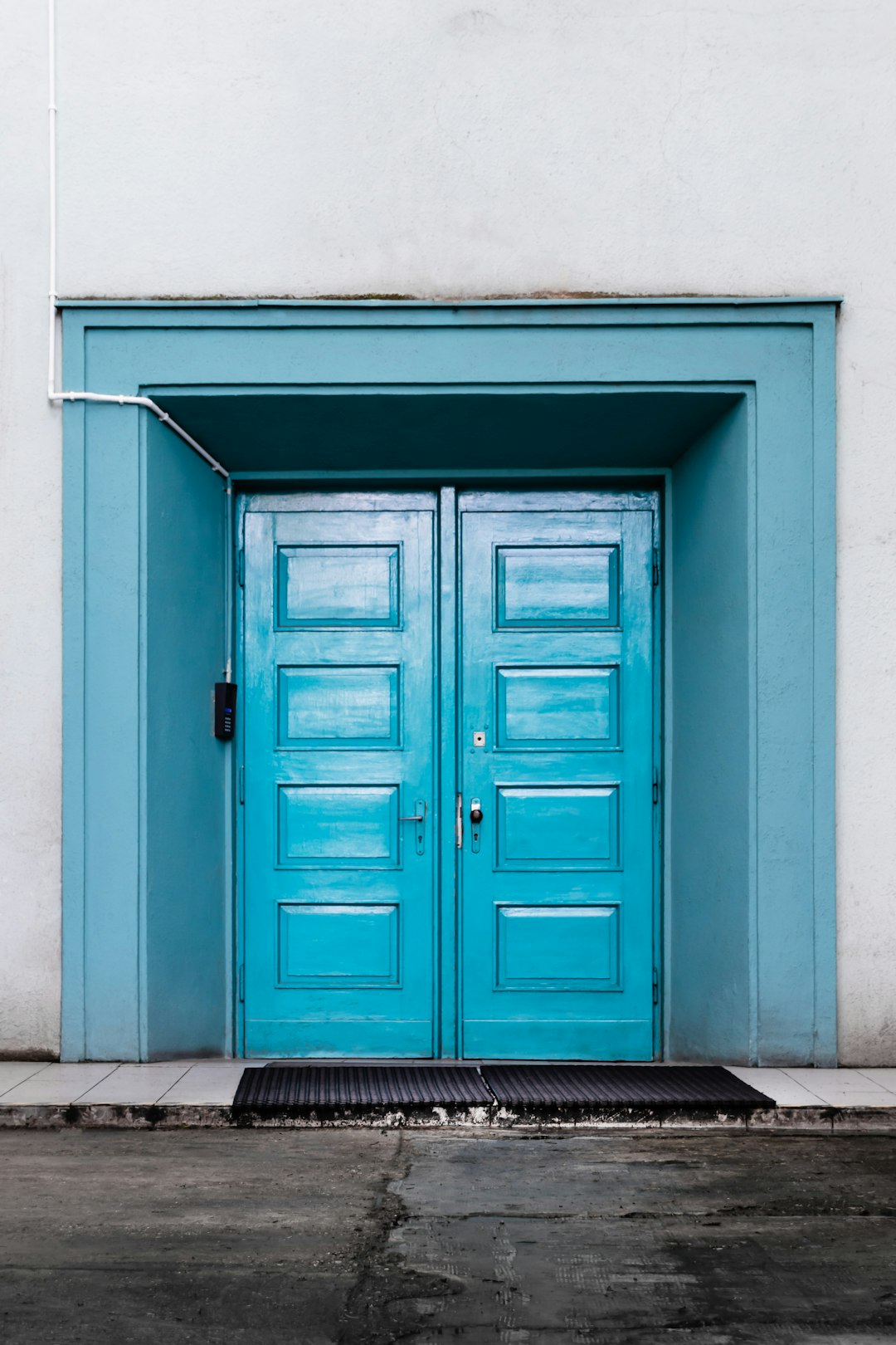  closed blue wooden door doormat