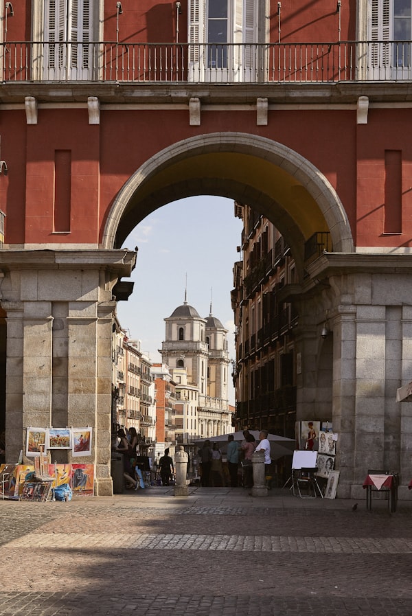 Calle animada con edificios clásicos en Madrid
