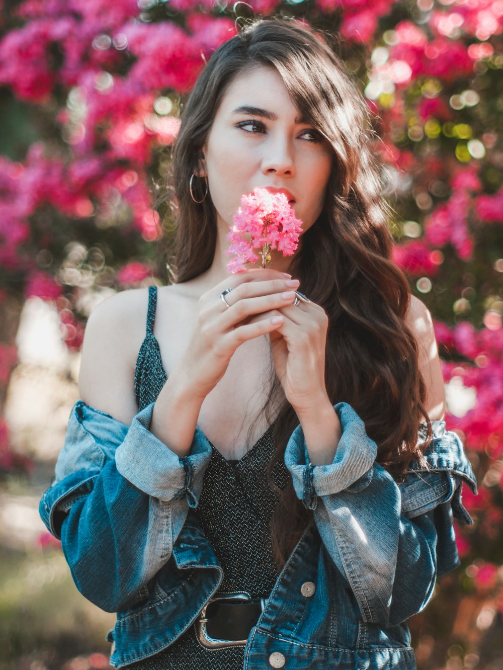 Mujer sosteniendo flor rosa