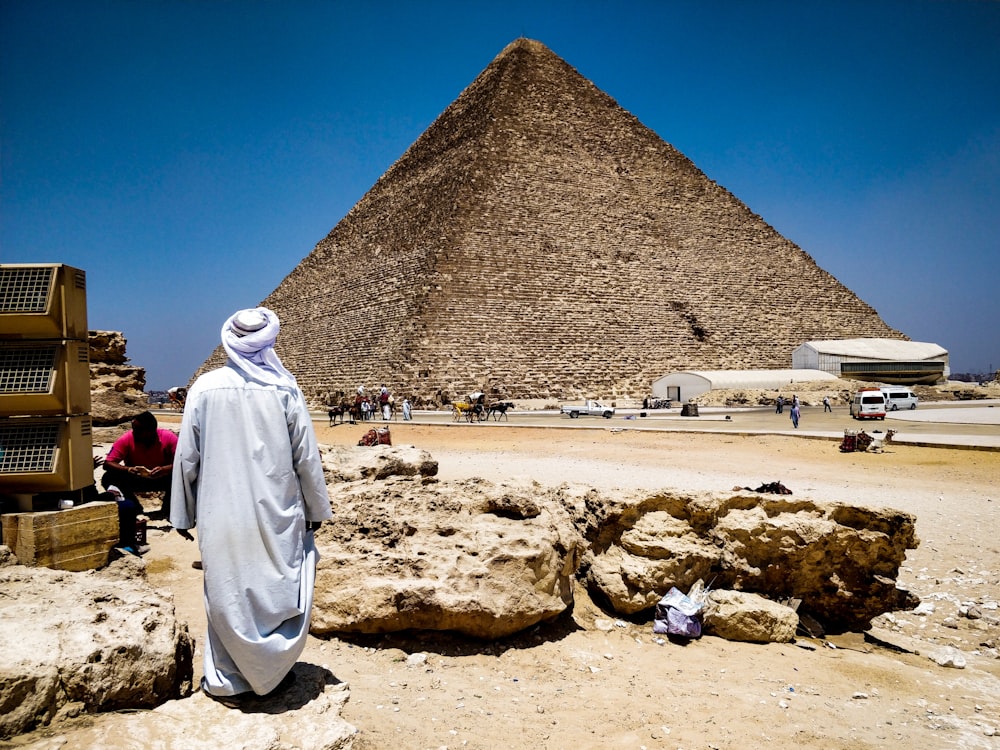 hombre mirando la pirámide de Giza