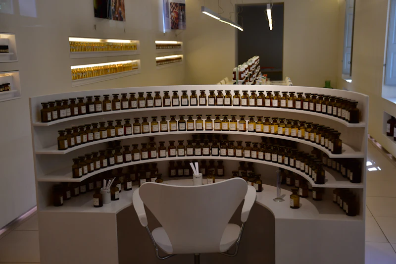 L'atelier Parfumerie Floralis — orgue à parfums et flacons d'essences
