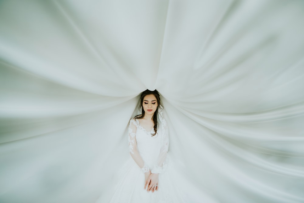 mulher vestindo vestido branco de mangas compridas