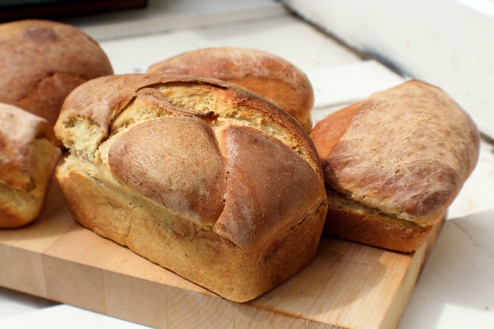 茶色の木製のトレイにパン