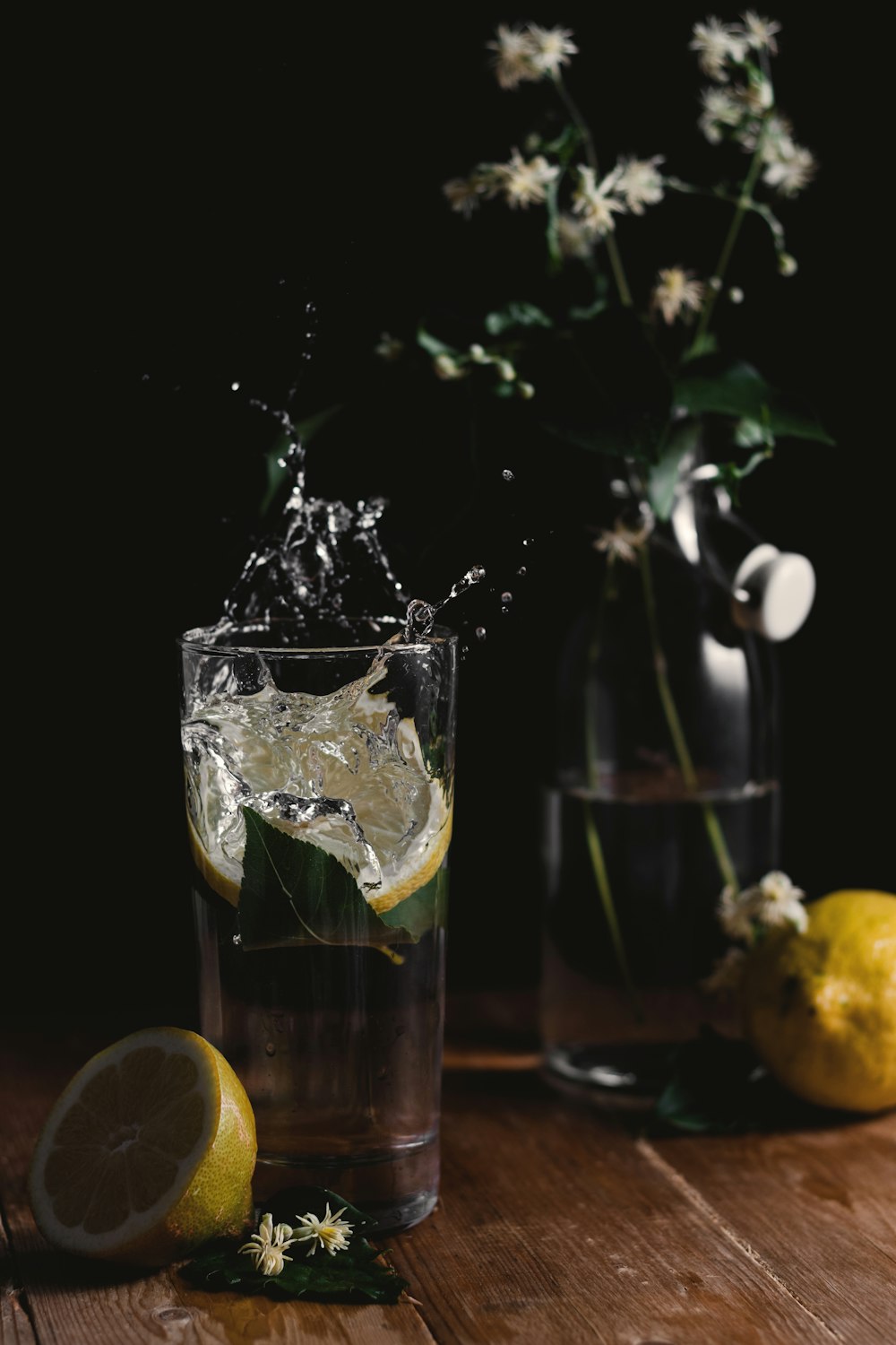 bicchiere trasparente riempito d'acqua e lime a fette