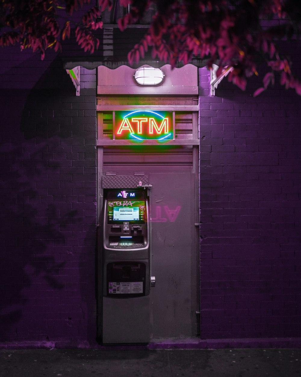 bancomat illuminato