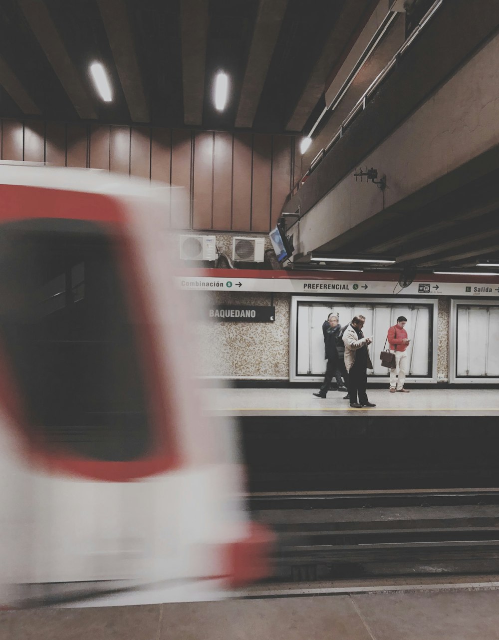 Vier Personen stehen im Inneren des Bahnhofs