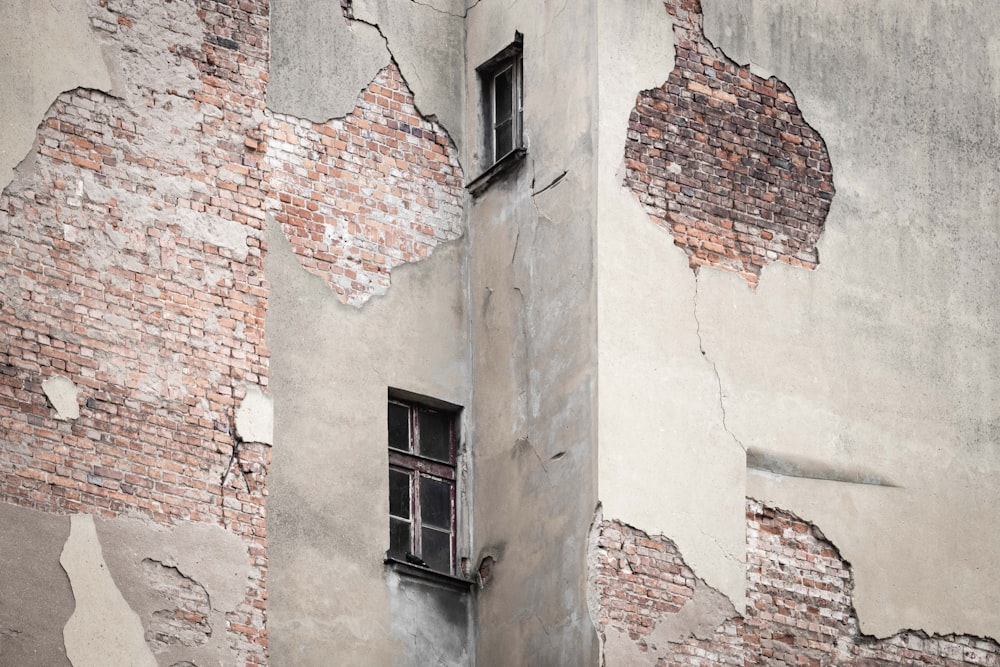 edificio in cemento grigio