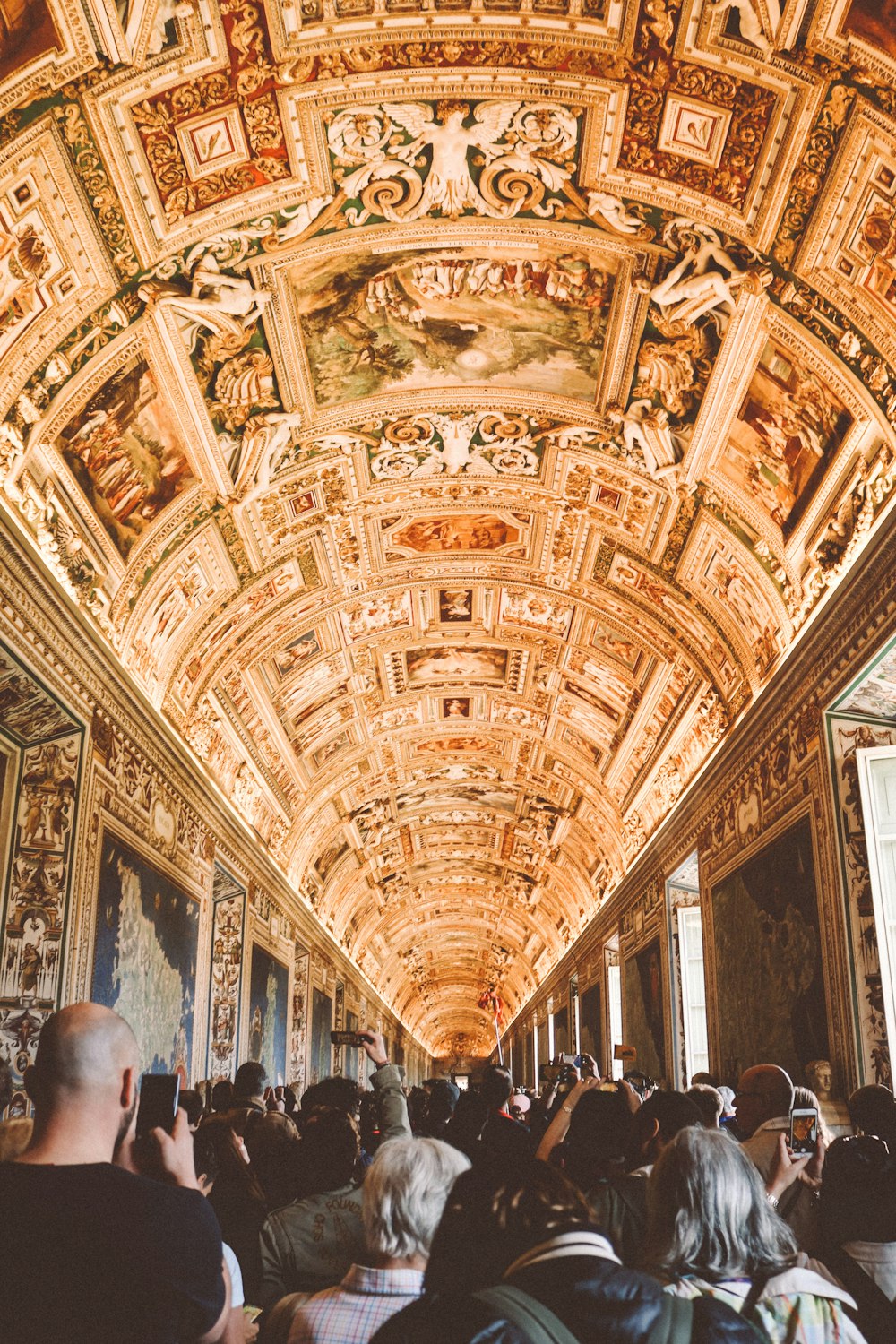 personnes à l’intérieur de la cathédrale