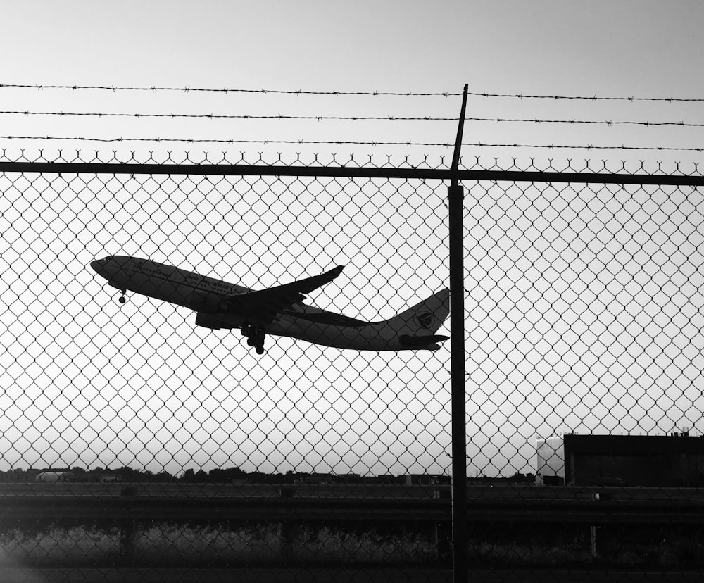 avião decolando durante o dia