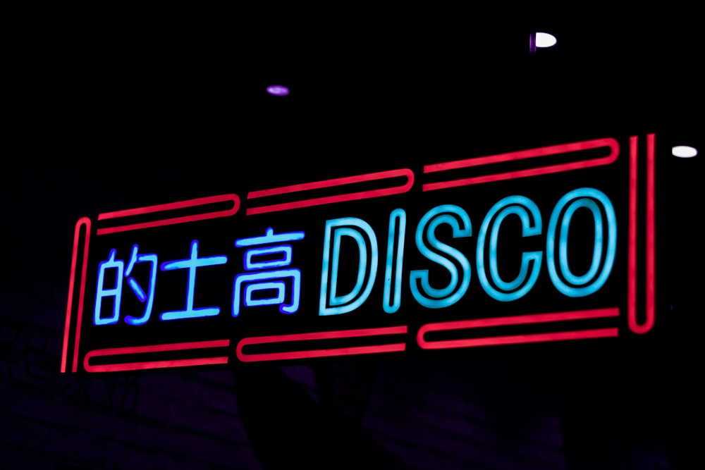 Señalización de neón de discoteca por la noche