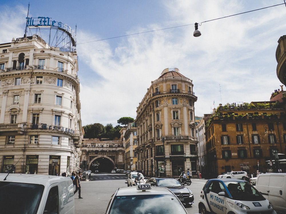 Auto parcheggiate vicino a Brown Building