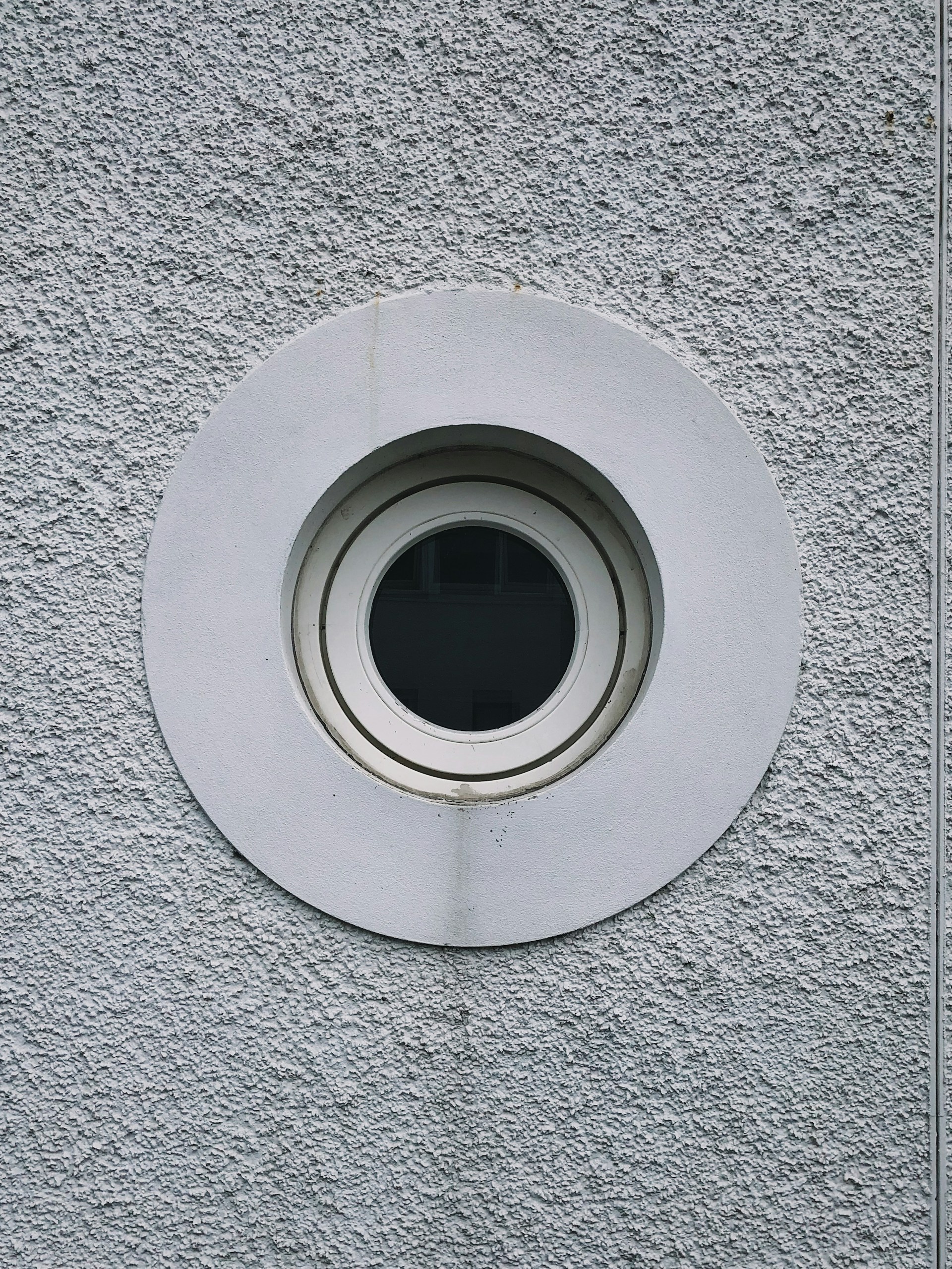 recessed lamp on gray ceiling