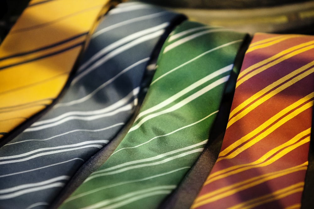 gravatas de cores variadas