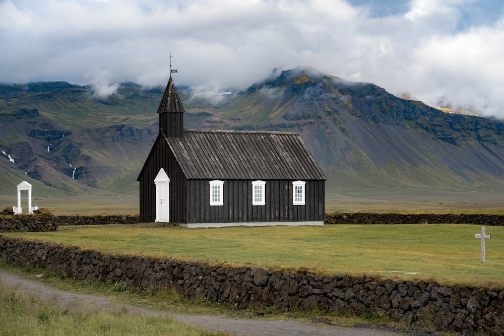 산 근처의 회색 목조 교회