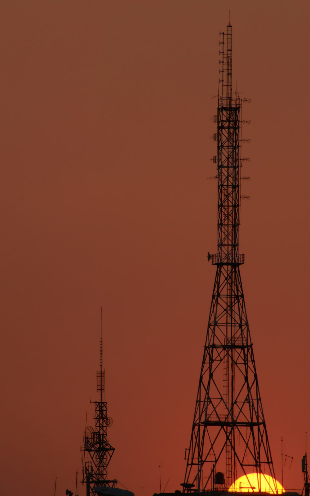 Vista de la torre a ojo de hombre durante el anochecer