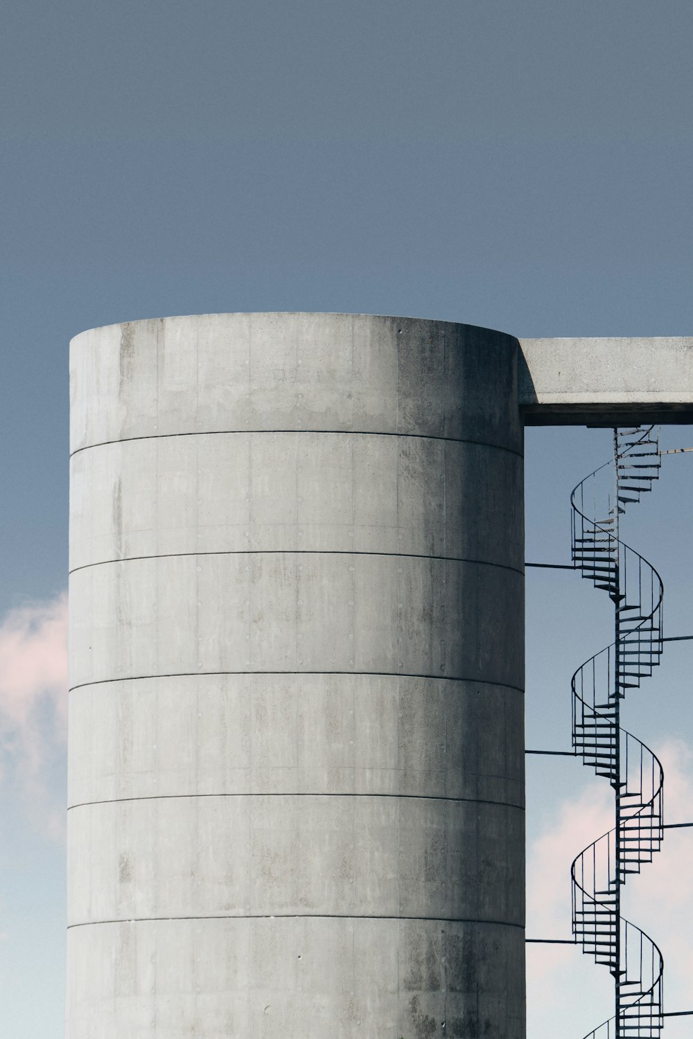 bâtiment en béton pendant la journée