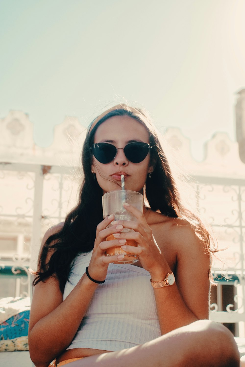 グラスでストローを飲む女性