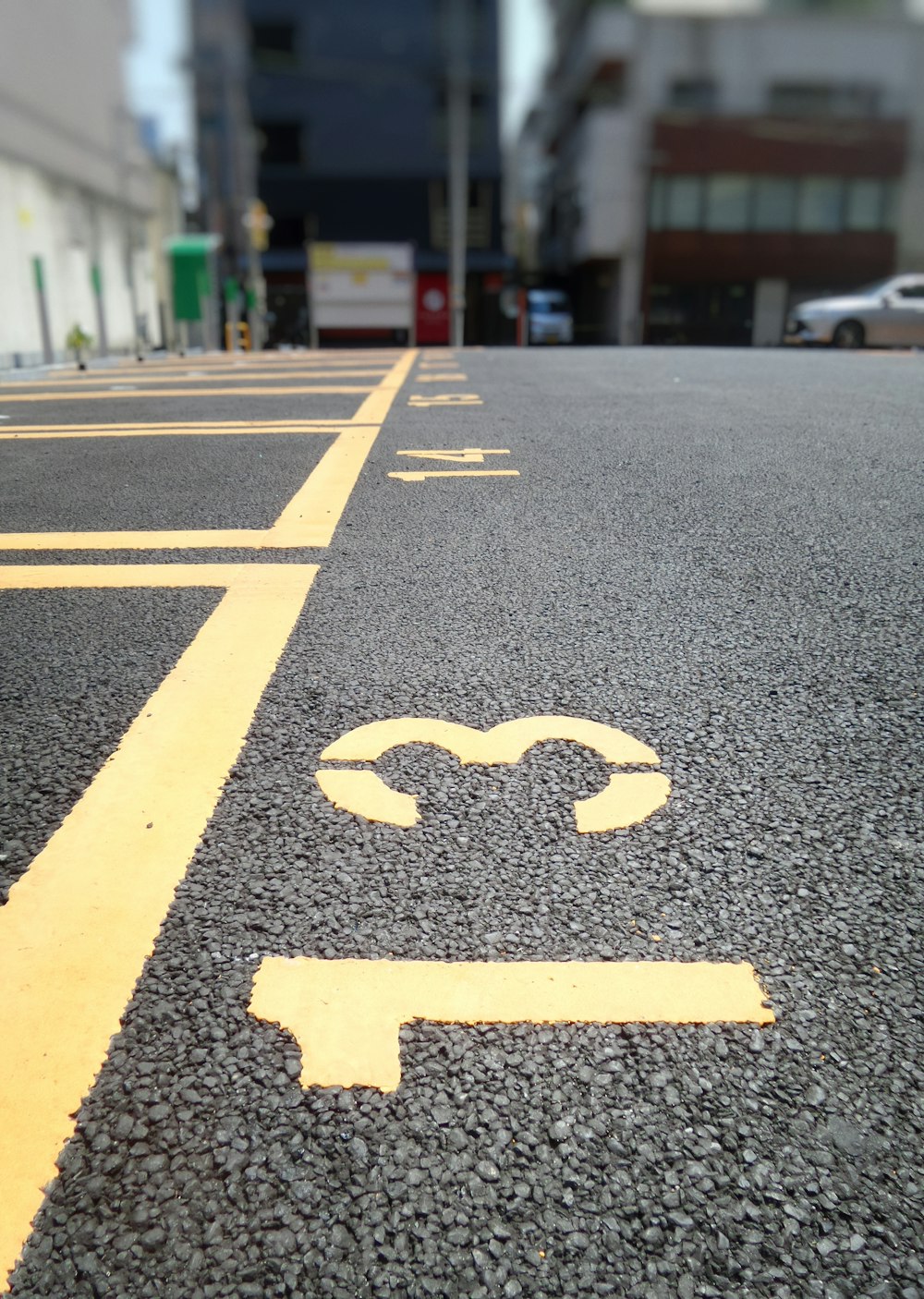 Vue à œil de ver d’un parking gris