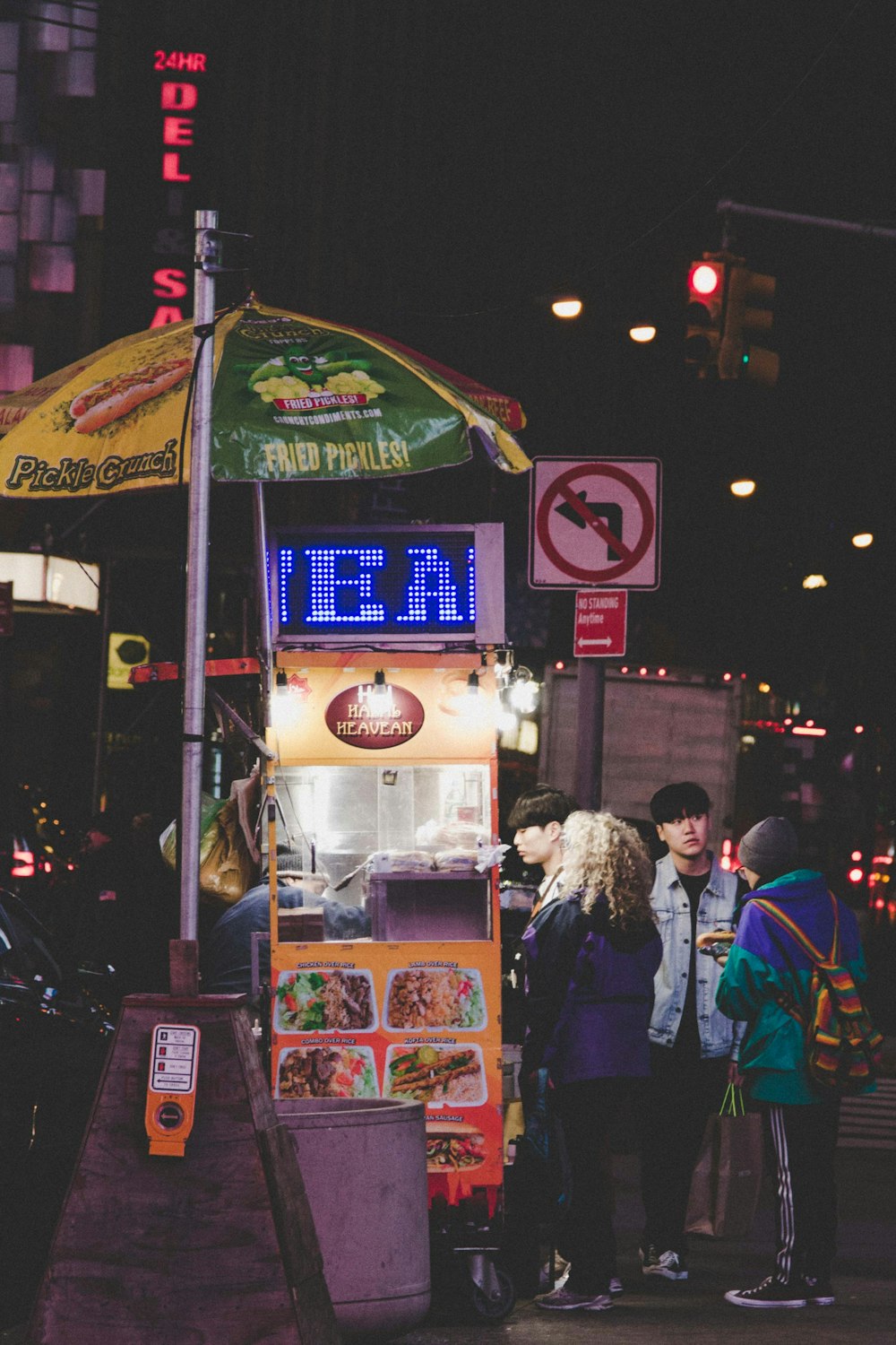 Cuatro personas comprando comida