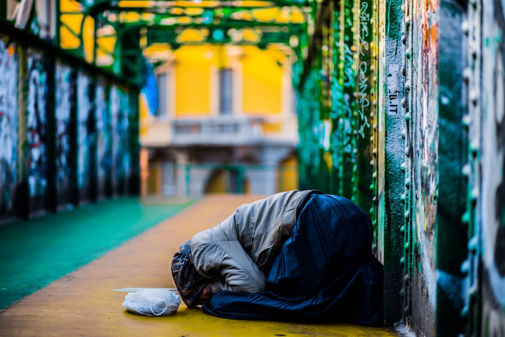 Fotografía de enfoque selectivo Mujer rezando en el pavimento