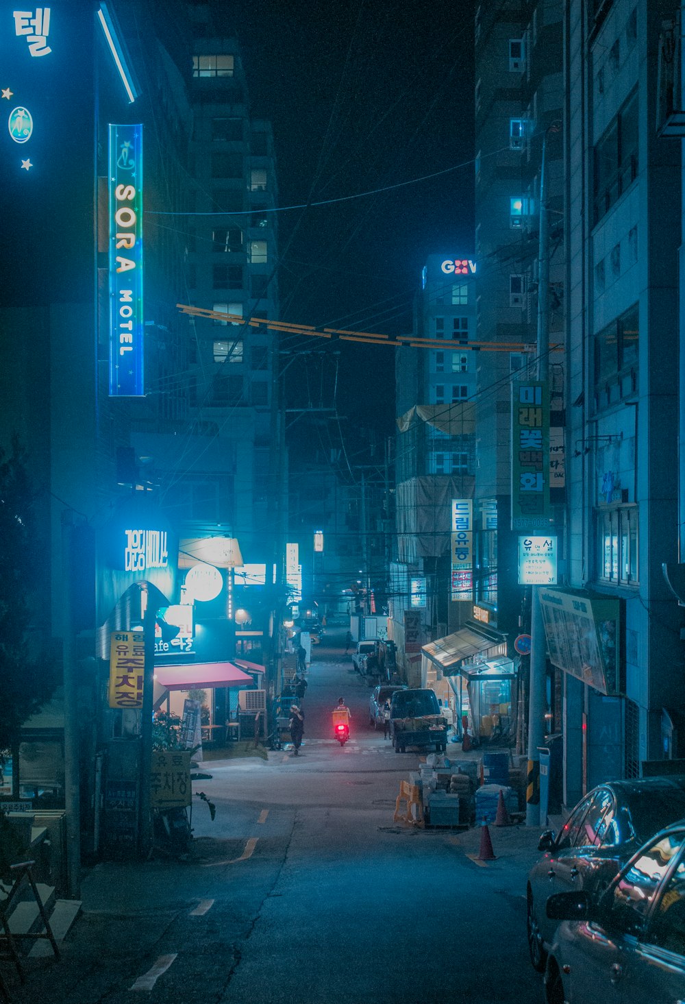 strada di cemento tra gli edifici di notte