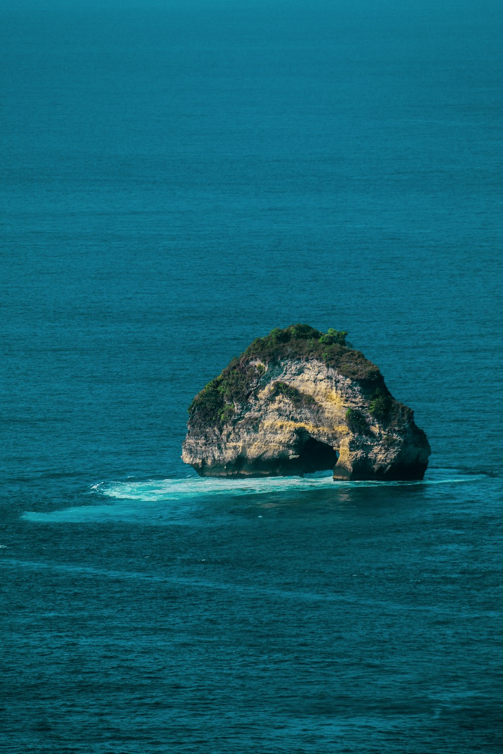 Colina de rocha no oceano