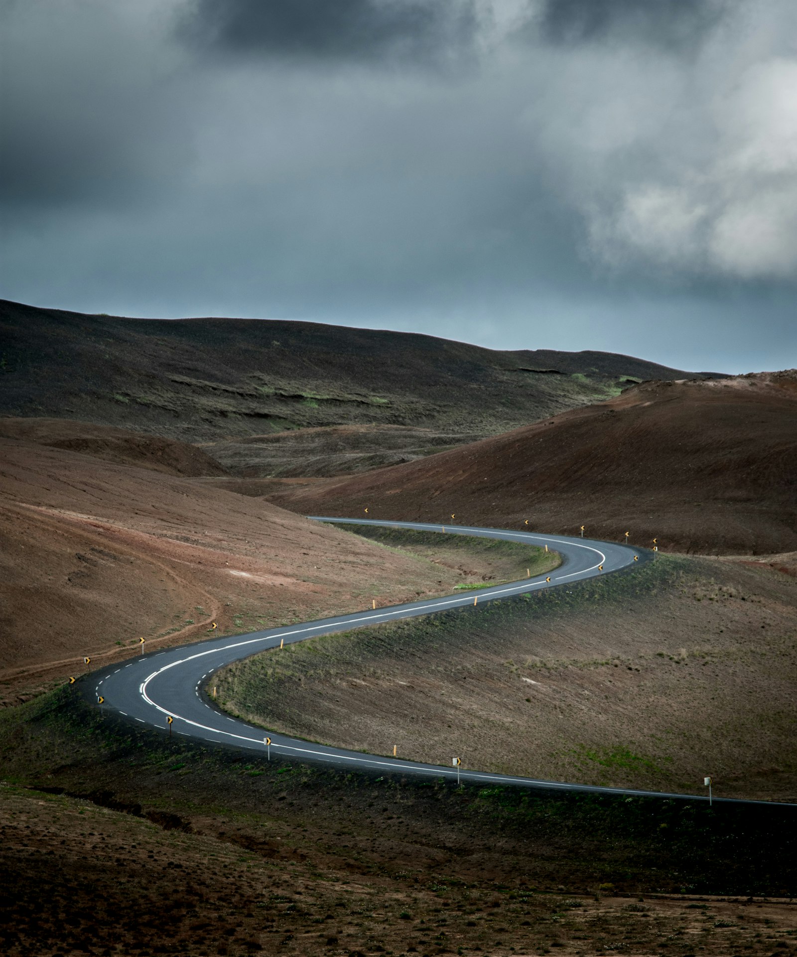Nikon D3400 + Sigma 24-105mm F4 DG OS HSM Art sample photo. Empty curved road photography