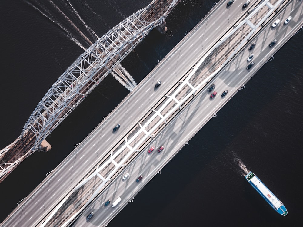 Vista a volo d'uccello delle auto sul ponte grigio