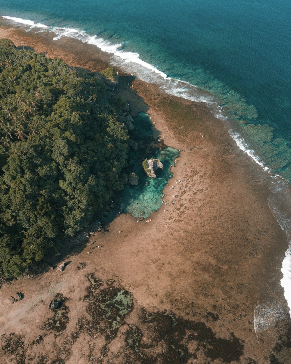 fotografia aérea da praia costeira