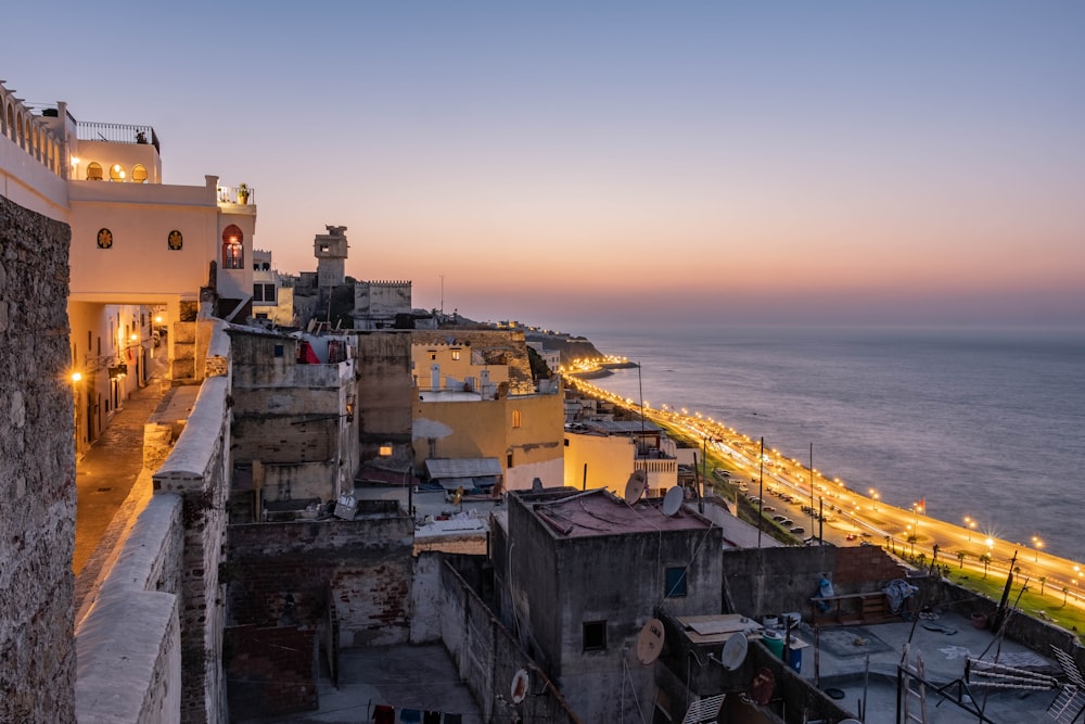 Edificios de hormigón cerca de la costa