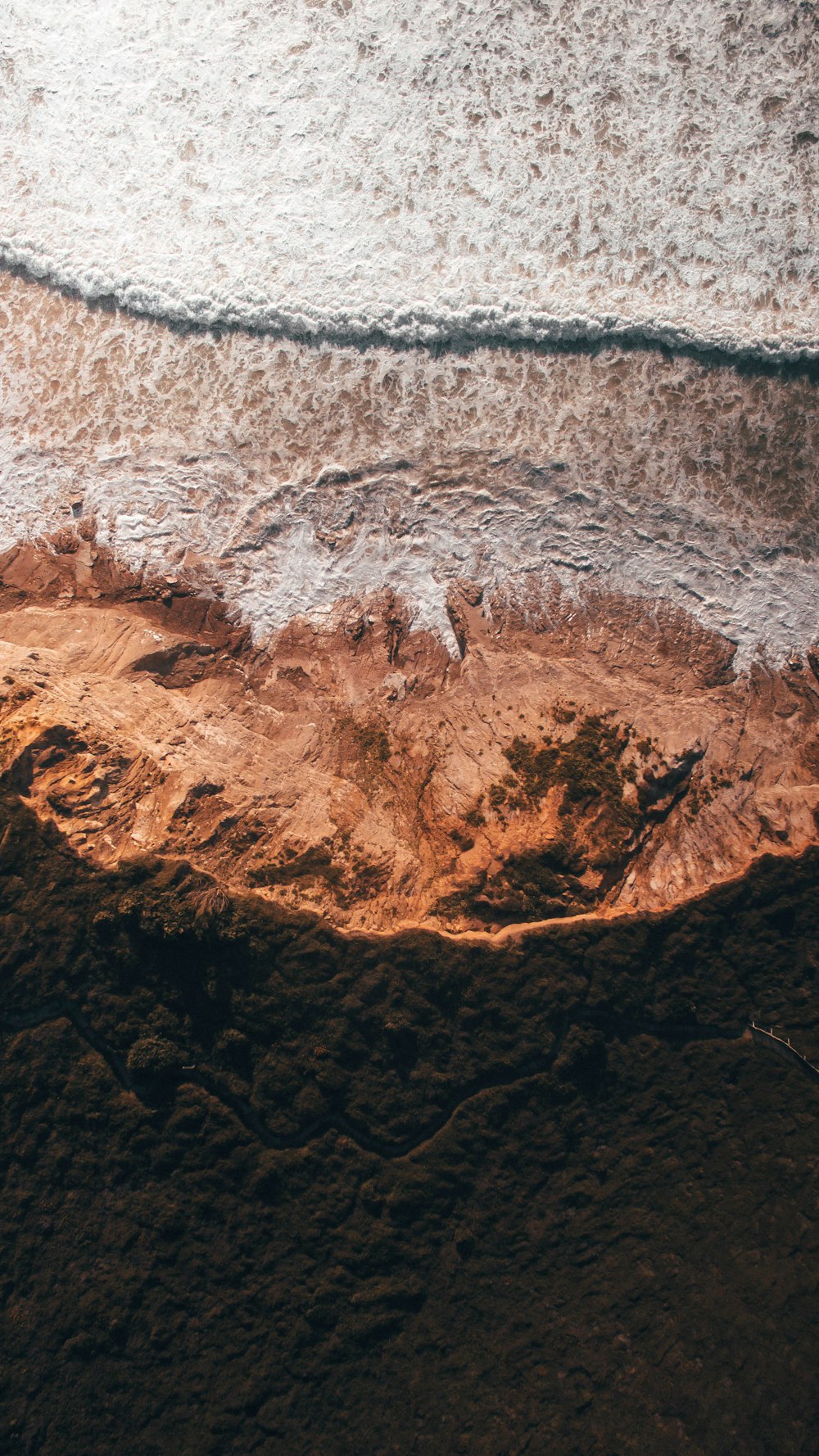 昼間の水域の航空写真