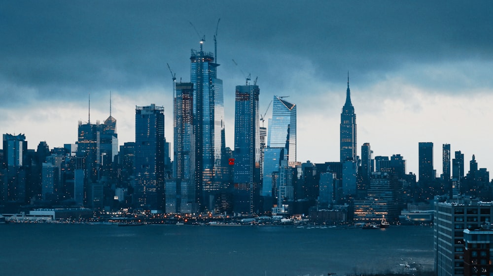 Veduta aerea della città sotto il cielo nuvoloso