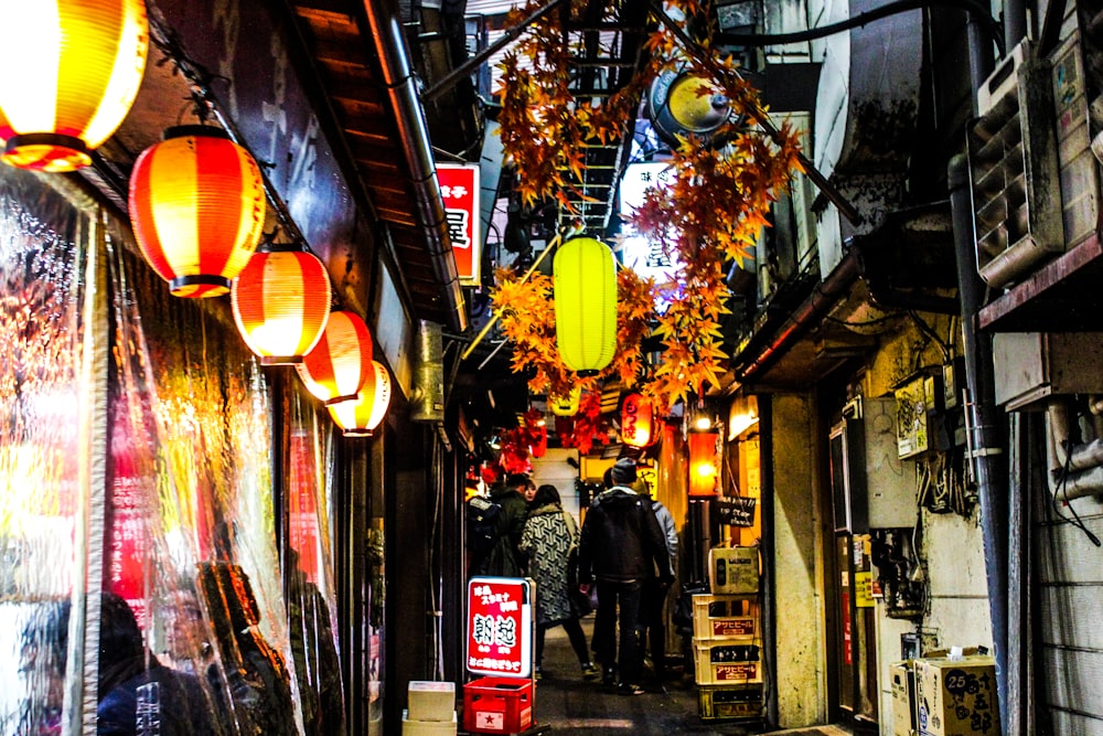 Tiendas y puestos en el callejón