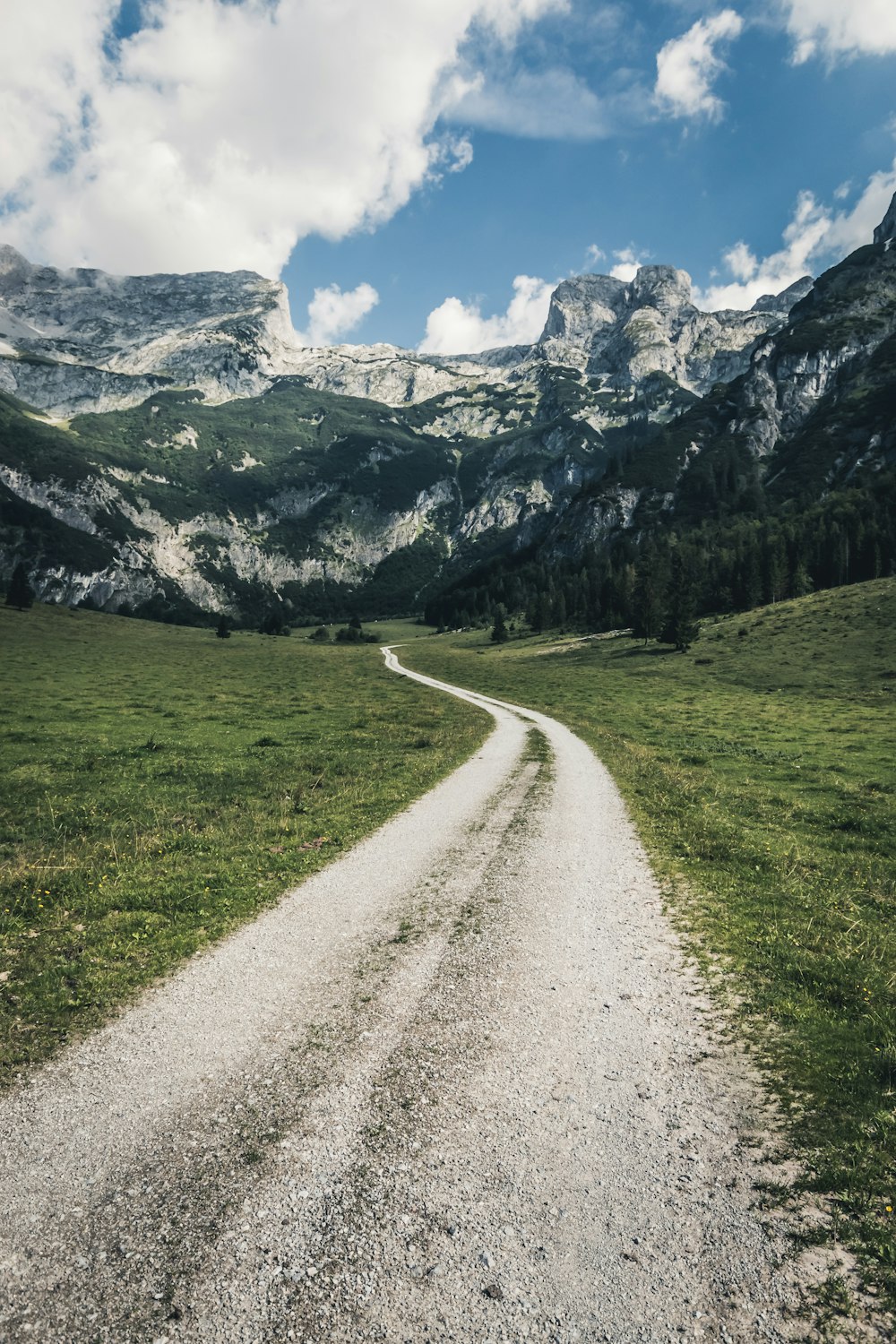 Camino vacío cerca de la montaña