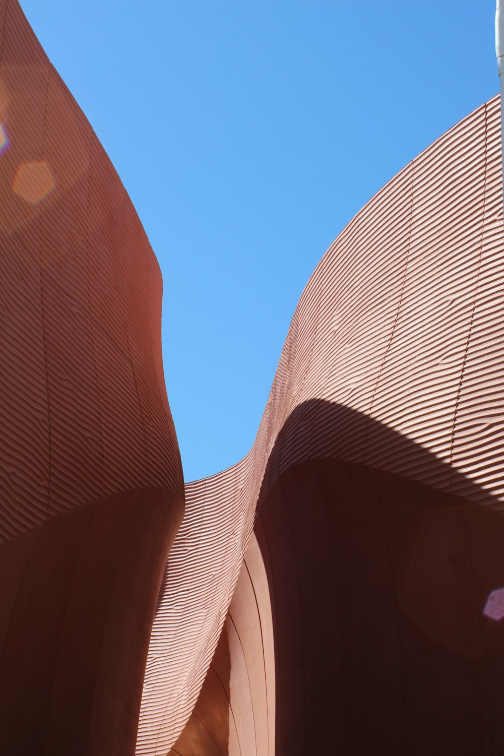 茶色の建築の建物のローアングル写真