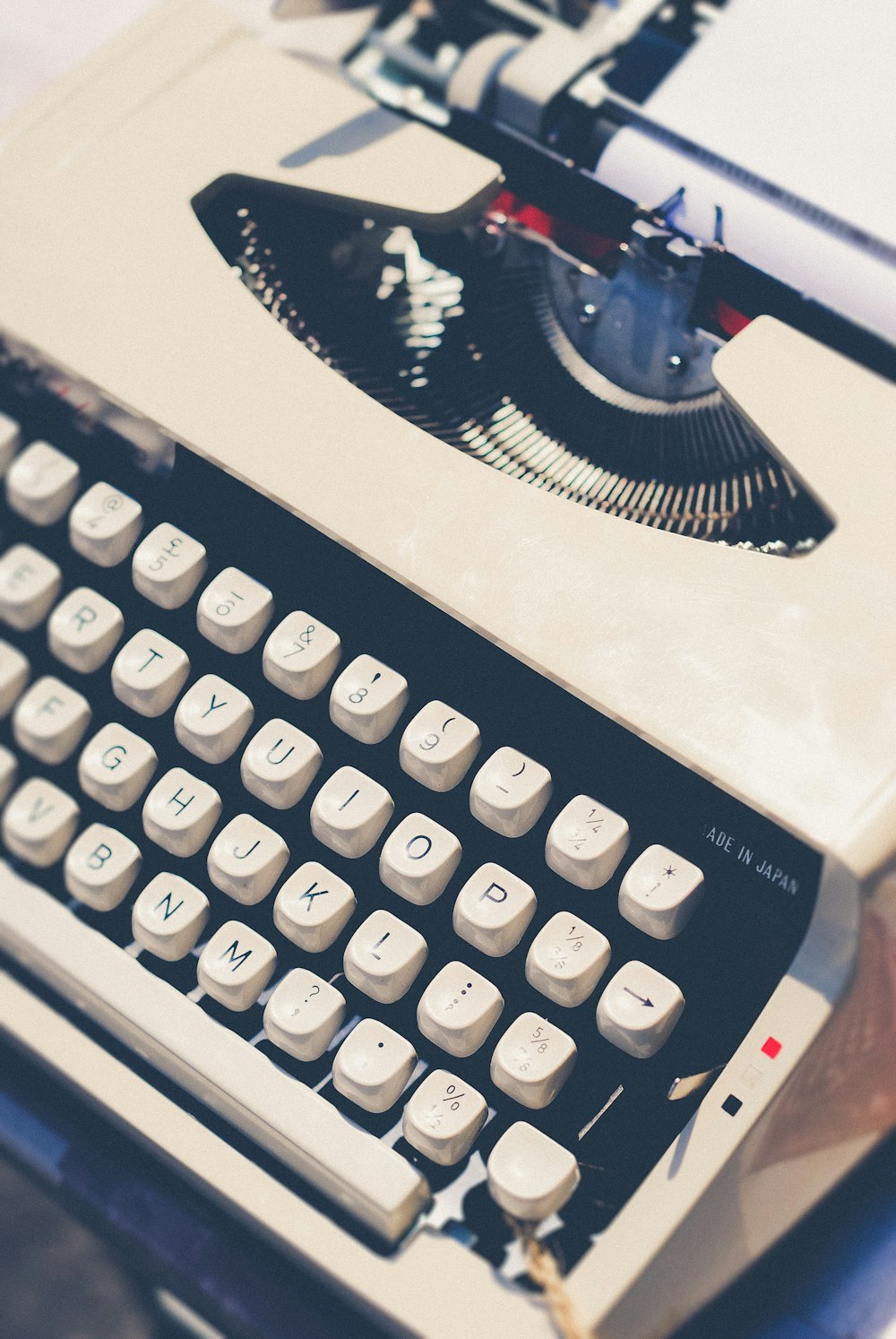 Máquina de escribir blanca y negra