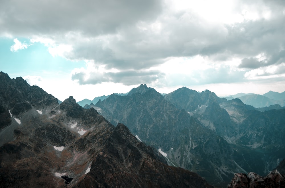 Vue aérienne de la montagne sous le ciel nuageux