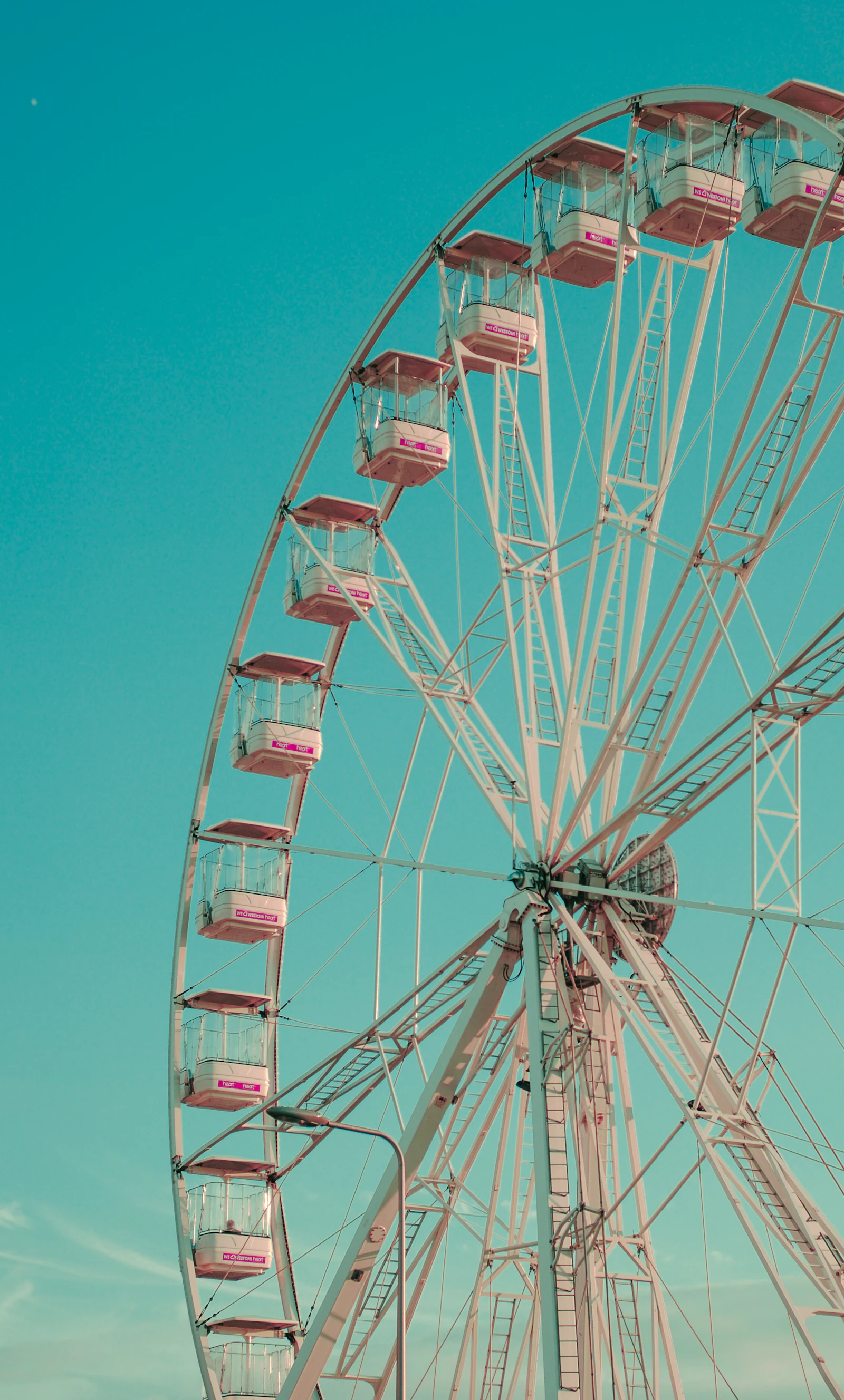 Grande roue rouge et blanche dans un parc d'attractions