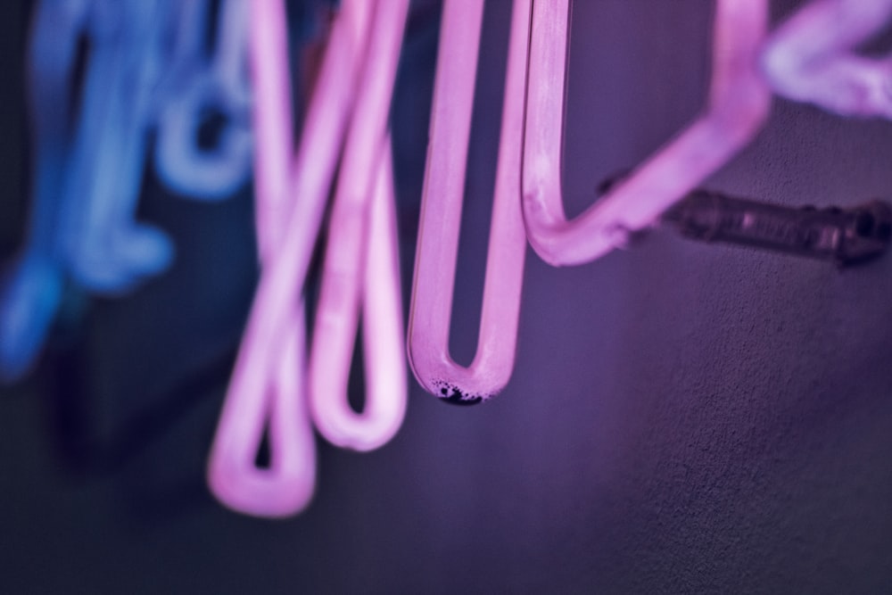 um close up de uma parede com luzes neon