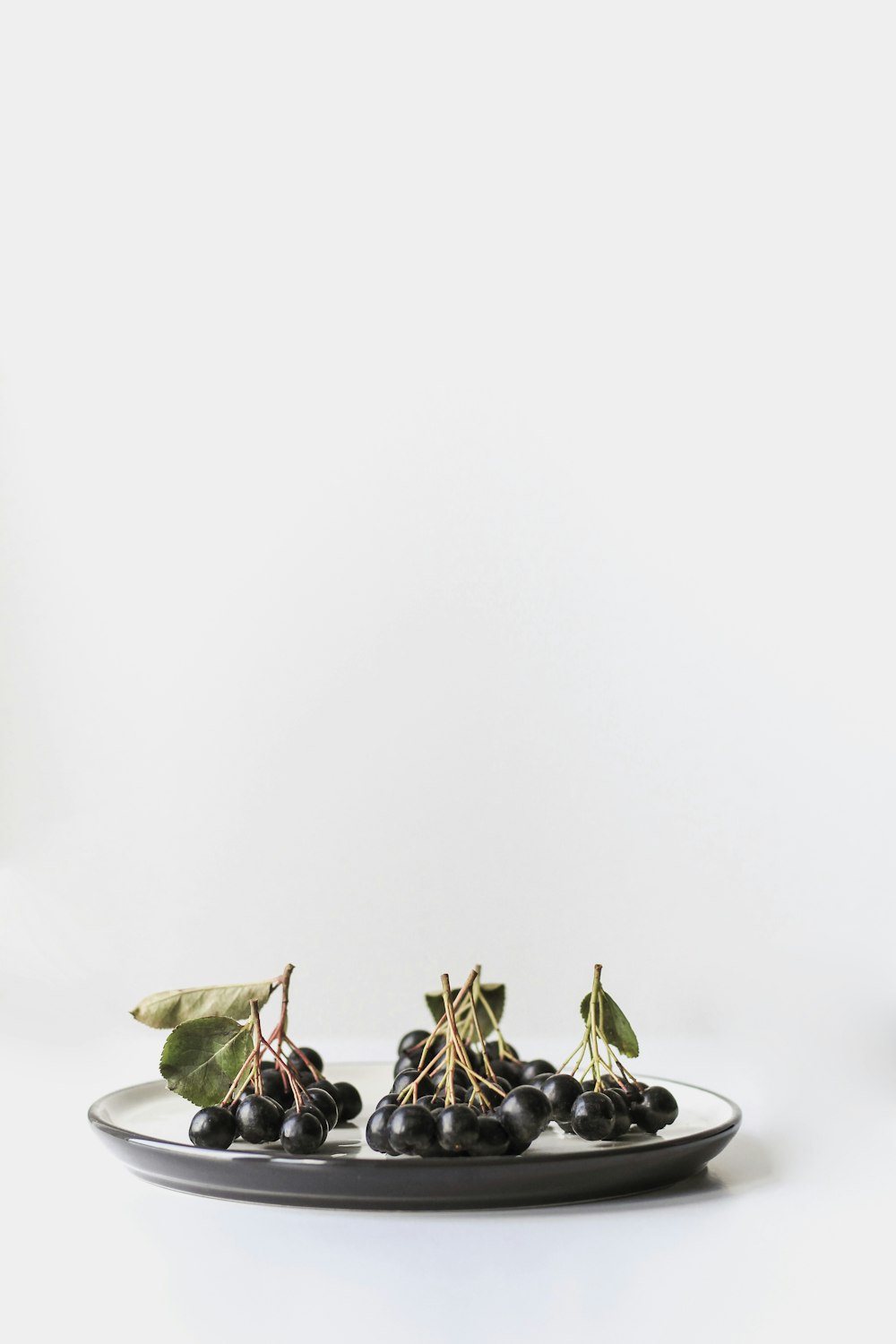 bunch of grapes on ceramic plate