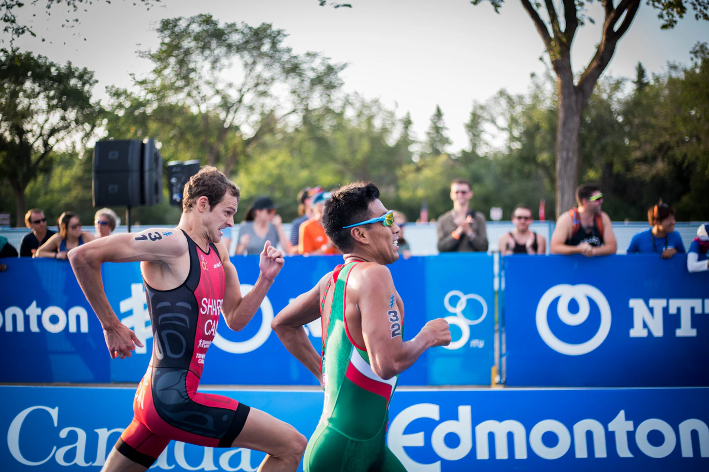 Coureurs sur une course, encouragés par le public