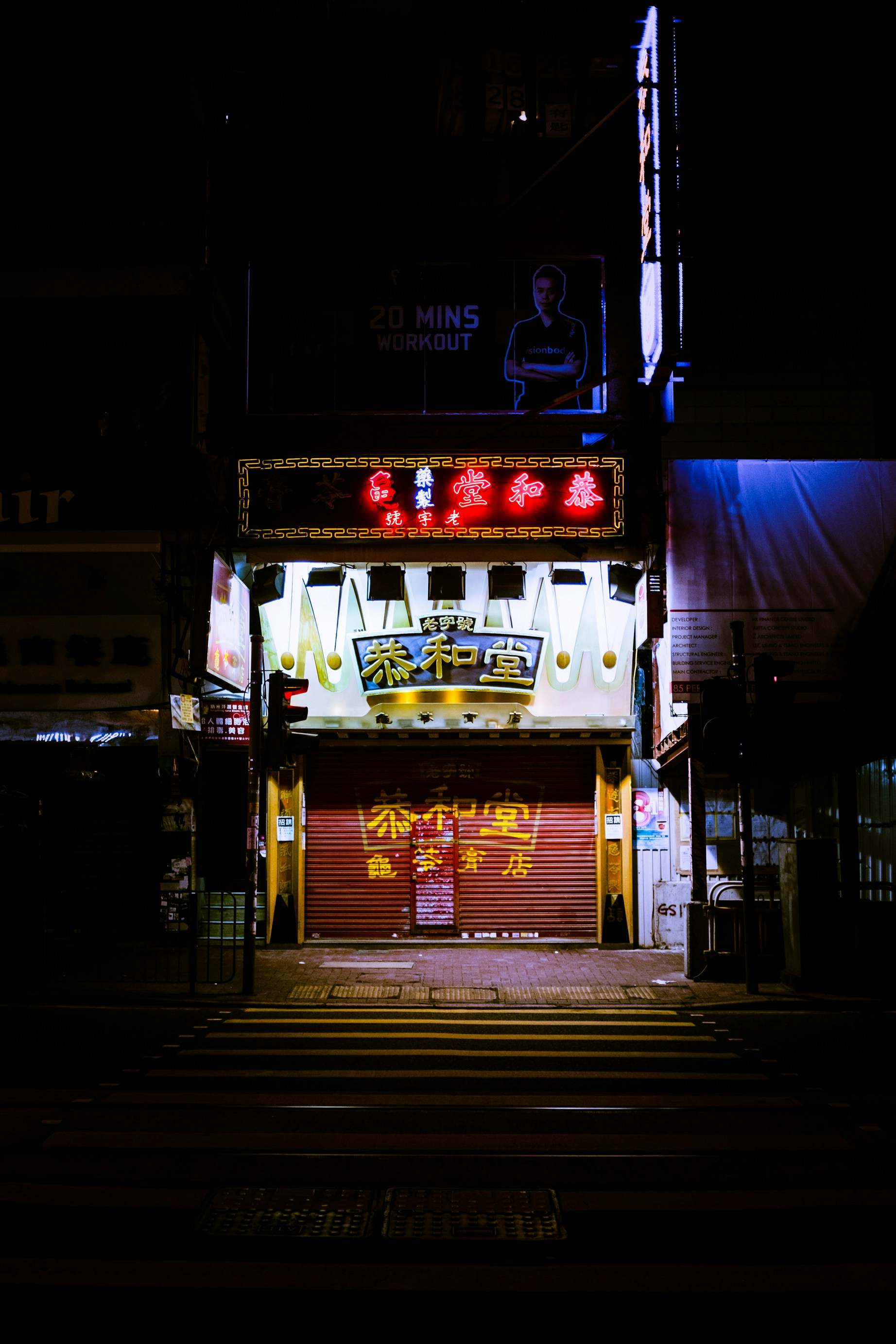 I just arrived in Hong Kong, one of the those places I’ve dreamt about in all my cyberpunk views, it’s supposed to be perfect for it. I couldn’t just be in my Hotel, I had to go explore. I picked my camera and went exploring the city at 2 am, while some place were full of people there were a lot of them empty. This was one of these moments, a city full of people, of life, and there I was, looking at a shopfront without anyone near me, my face illuminated by the neon lights, I was in my zone.