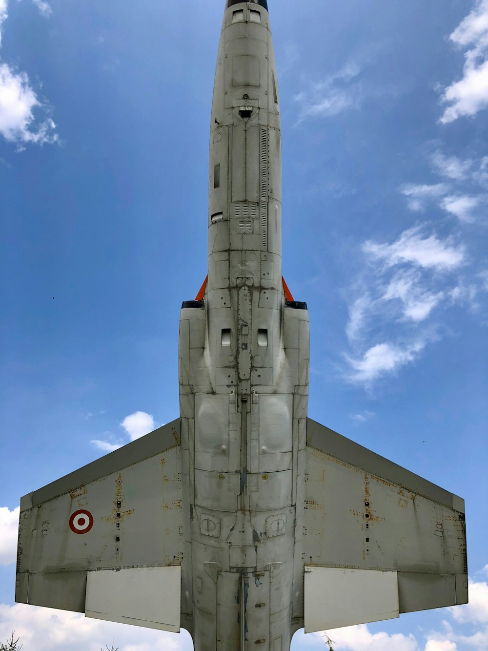 Fotografía de ángulo bajo de un avión de combate gris