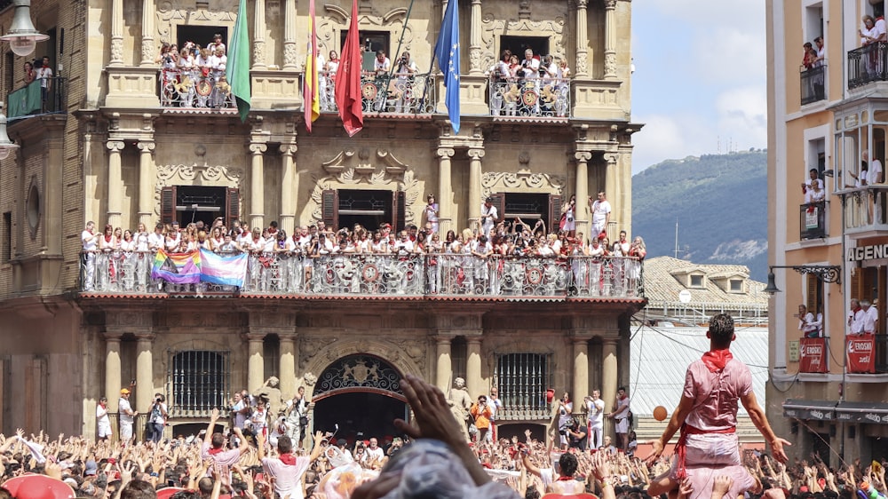 grupo de pessoas fora do edifício durante o dia