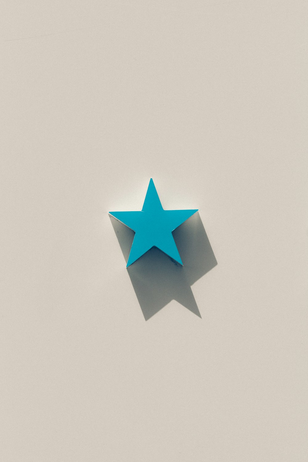 illustrazione stella blu con sfondo bianco