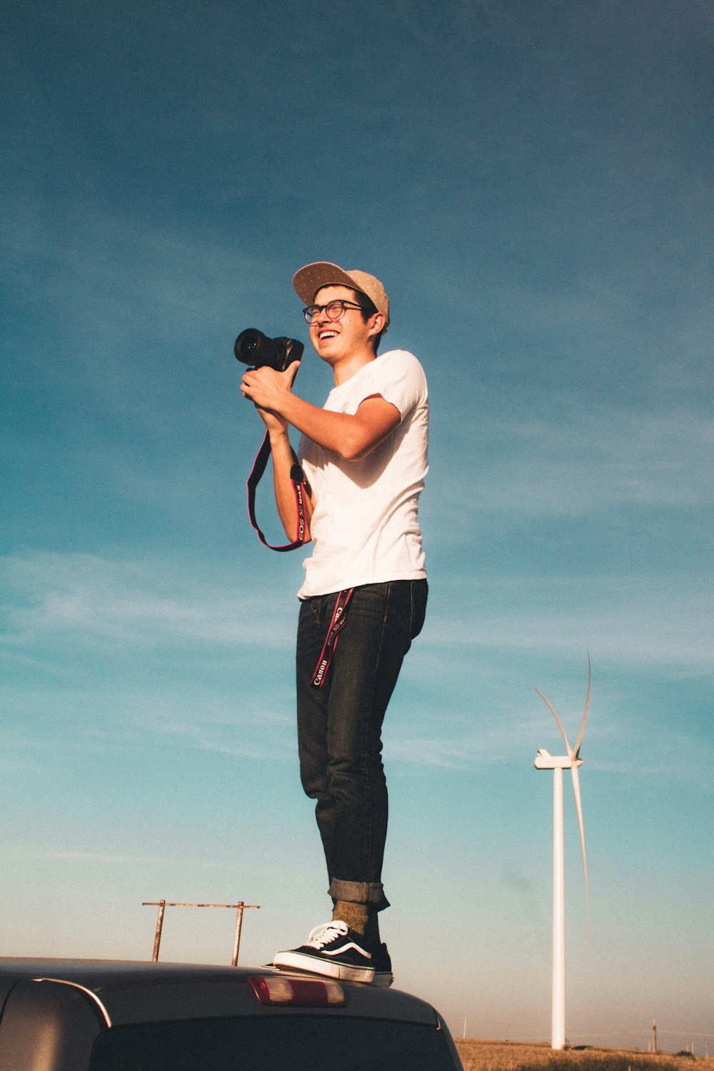 uomo che tiene la macchina fotografica