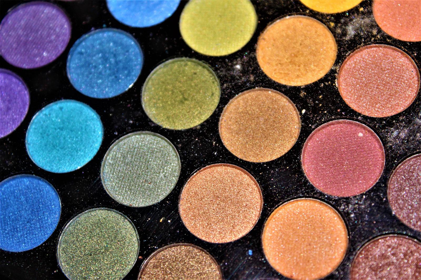 Palette de fards à paupières aux couleurs variées et scintillantes